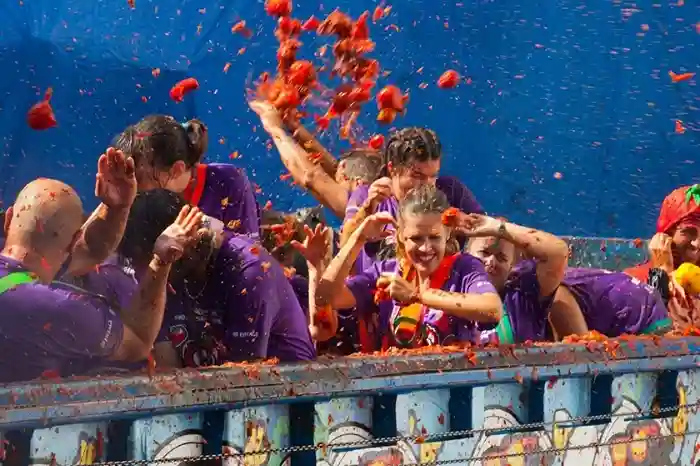 Los festivales más vibrantes de España: de La Tomatina a la Feria de Abril