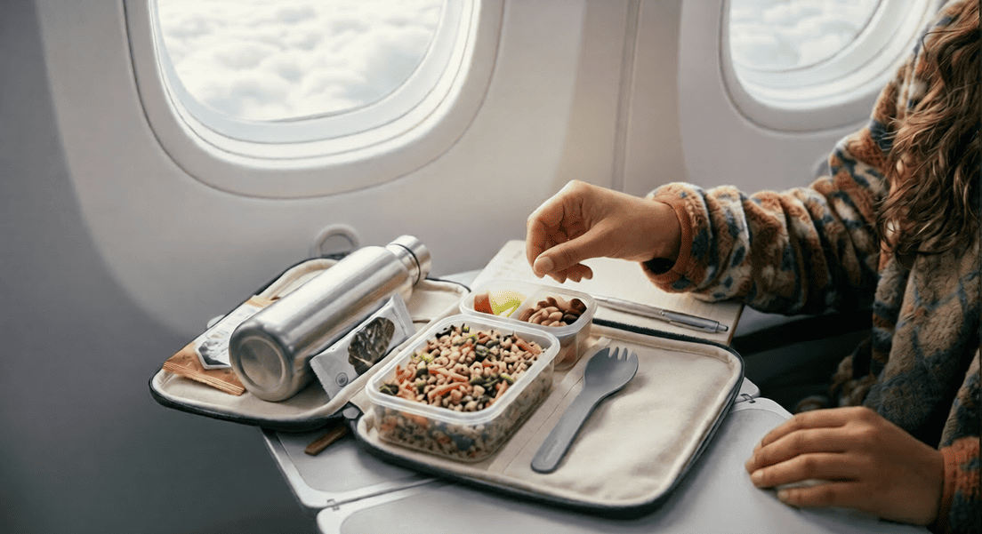 So Planen Sie Mahlzeiten auf einem Langen Flug